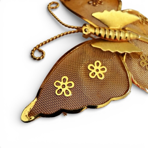 Vintage Gold Tone Mesh Butterfly Brooch, Floral Accents, Mid Century C‑Clasp Pin - Picture 5 of 12